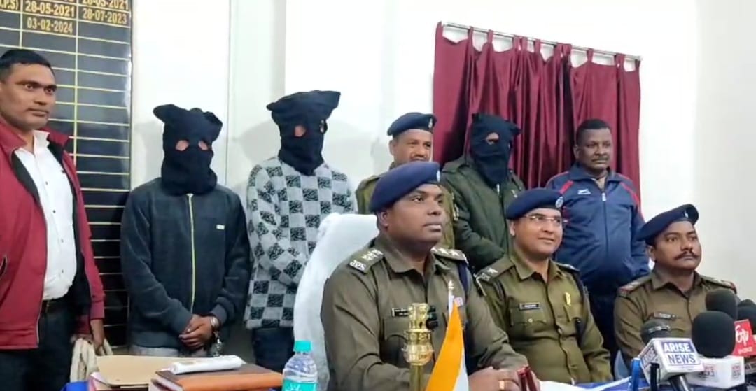 निरसा पुलिस को मिली बड़ी सफलता, साइबर क्राइम के संगठित गिरोह के तीन सदस्य गिरफ्तार