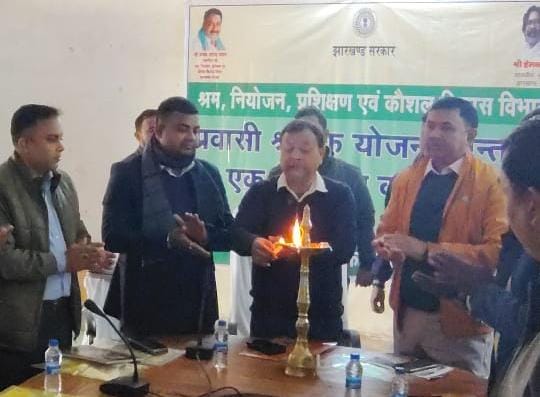 प्रवासी मजदूरों के निबंधन और अन्य लाभ के लिए लाभ के लिए आयोजित की गई कार्यशाला