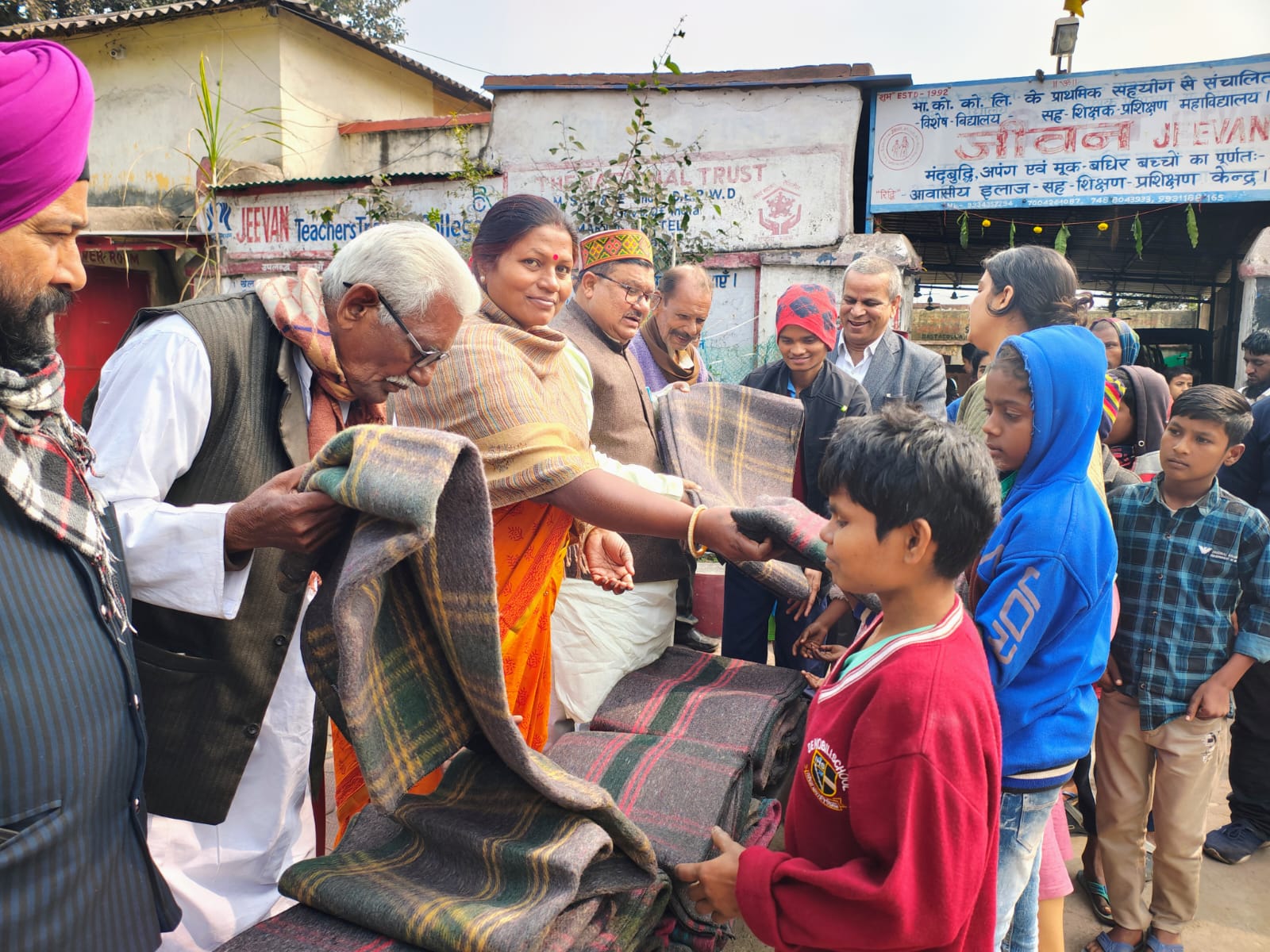 कांग्रेस नेत्री अनुपमा सिंह ने जरूरतमंदों और गरीबों के बीच कराया कंबल का वितरण