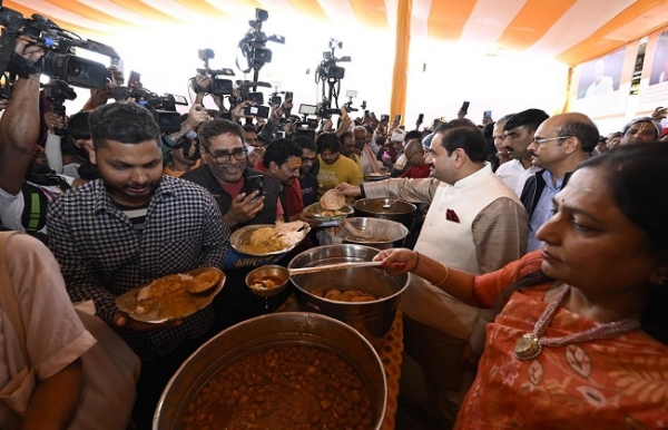 प्रयागराज महाकुम्भ मेले में पहुंचे गौतम अडानी, भंडारे में श्रद्धालुओं को परोसा प्रसाद