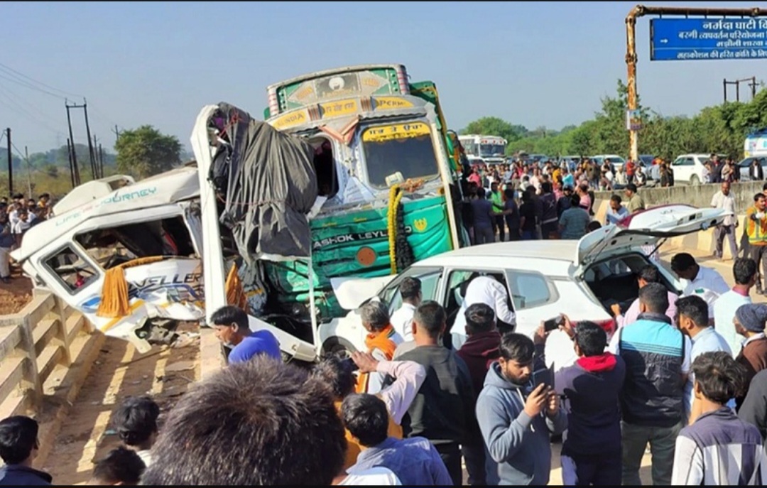 जबलपुर में महाकुम्भ से लौट रही बस को ट्रक ने मारी टक्कर, हैदराबाद के 07 श्रद्धालुओं की मौत