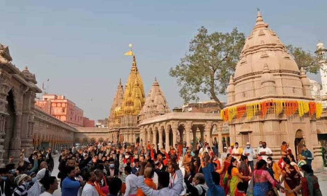 काशी विश्वनाथ मंदिर में उमड़ा आस्था का जनसैलाब, लगातार चलता रहा दर्शन-पूजन का  सिलसिला