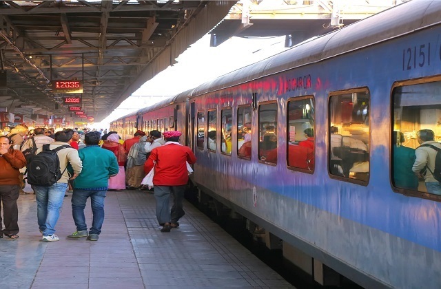 होली और अन्य त्योहारों पर भारतीय रेलवे अपनाएगा महाकुम्भ के क्राउड मैनेजमेंट के तरीके