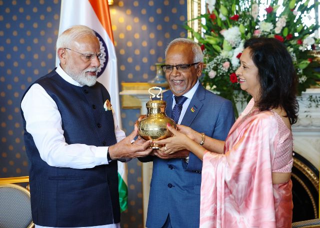 प्रधानमंत्री ने मॉरीशस के राष्ट्रपति से मुलाकात की, महाकुम्भ का पवित्र जल भेंट किया