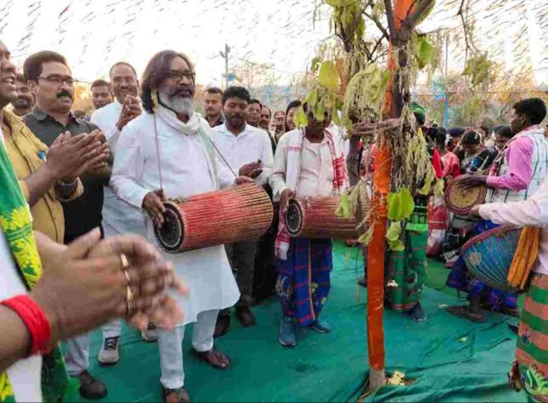 मुख्यमंत्री हेमन्त सोरेन बाहा पूजा को लेकर अपने पैतृक गांव नेमरा पहुंचे