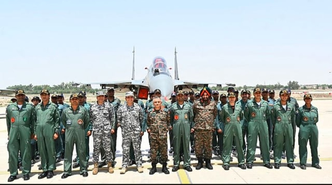 सीडीएस पहुंचे सूरतगढ़ स्टेशन, सैनिकों और नालिया में वायु योद्धाओं का बढ़ाया हौसला