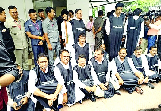 राजभवन के बाहर धरने पर बैठे कांग्रेस विधायक,मंत्री विजय शाह को बर्खास्त करने की मांग