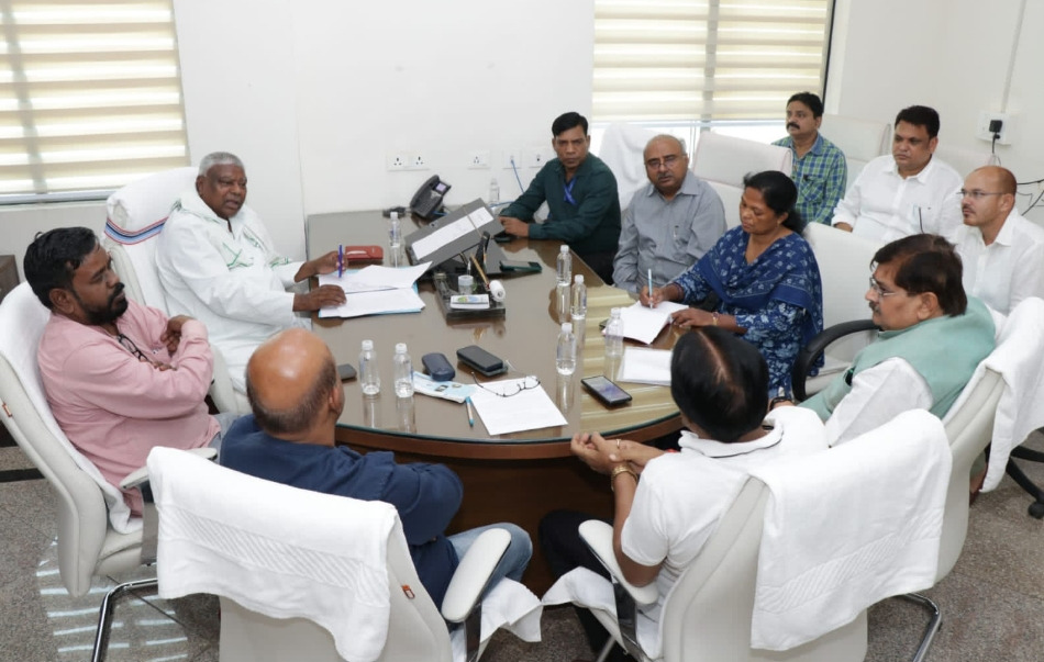 चंद्रदेव महतो और अरूप चटर्जी के ध्यानाकर्षण प्रस्ताव की सूचना पर ‘विशेष समिति’ की हुई बैठक, शामिल हुए देवप्रभा आउटसोर्सिंग कंपनी के अधिकारी