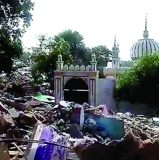 अहमदाबाद के चंडोला तालाब में 20 अवैध धार्मिक स्थलों पर चला बुलडोजर