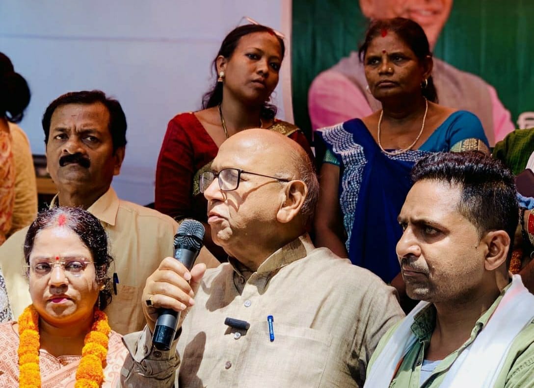 सरयू राय ने पूछा, कौन हैं वो जो बड़े अफसरों के फैसले जमीन पर उतरने नहीं देते?