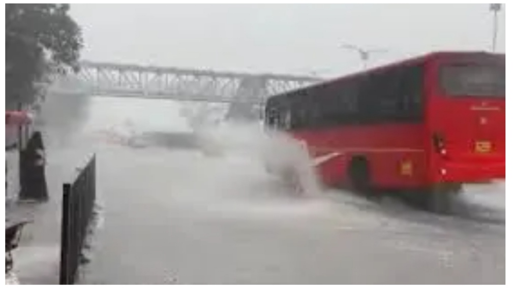 महाराष्ट्र में बारिश ने तोड़ा 107 साल पुराना रिकॉर्ड, मुंबई के कई इलाकों में जलभराव