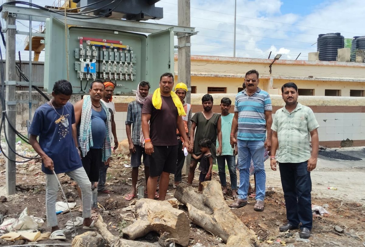 सिद्धू कान्हो बस्ती में लटक रहे हाई पावर तार को टाइट किया गया