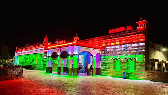 वीर सैनिकों के सम्मान में जगमगाये देश भर के रेलवे स्टेशन