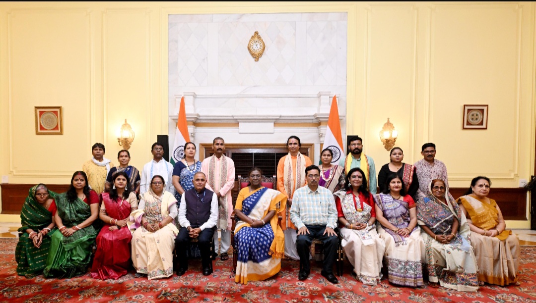 मधुबनी-गोंड कलाकारों से मिलीं राष्ट्रपति, कृतियों को सराहा