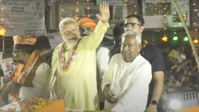 प्रधानमंत्री मोदी ने पटना में किया रोड शो, समर्थकों की उमड़ी भीड़, मोदी-मोदी के लगे नारे