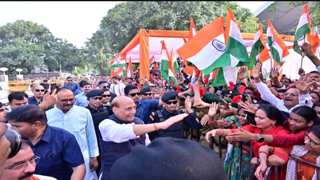 राजनाथ सिंह पहुंचे लखनऊ, एयरपोर्ट पर हुआ स्वागत