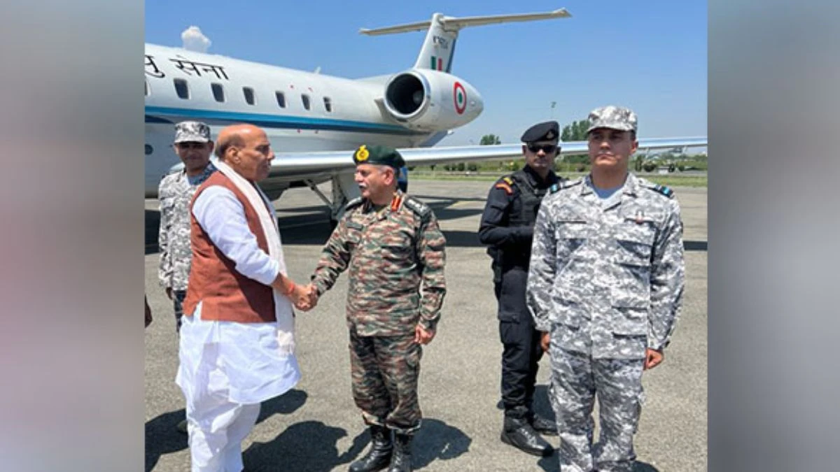 पाकिस्तान के एटम बमों को अंतरराष्ट्रीय परमाणु ऊर्जा एजेंसी अपनी निगरानी में ले : राजनाथ सिंह