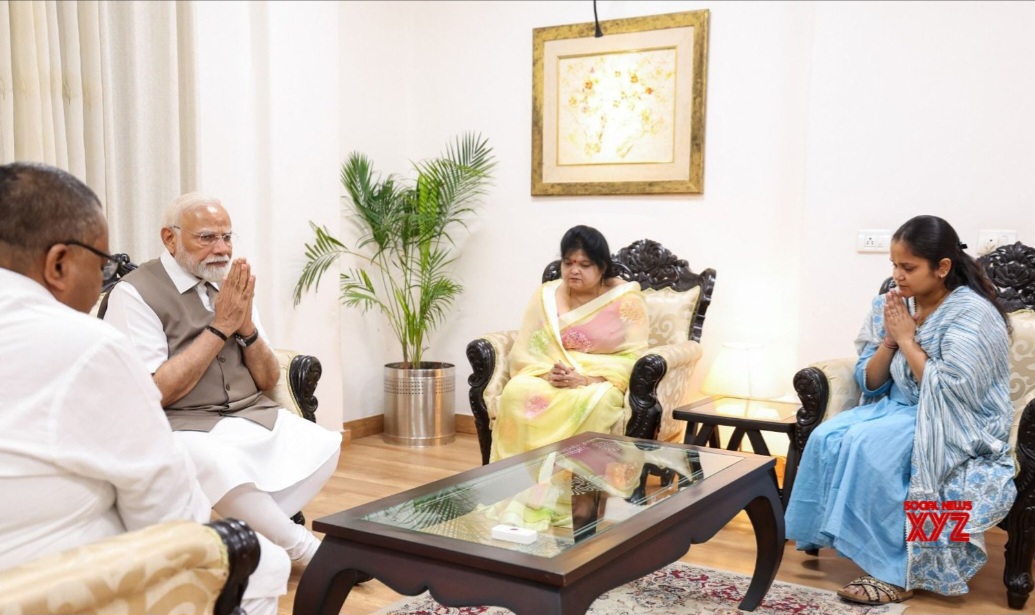 प्रधानमंत्री ने पहलगाम आतंकी हमले में मारे गये शुभम के परिजनों से की मुलाकात