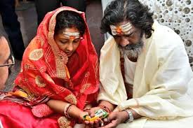 तीर्थ यात्रा पर पत्नी संग निकले मुख्यमंत्री हेमन्त सोरेन