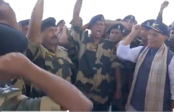 श्रीनगर के बाद भुज एयरबेस पर पहुंचे रक्षा मंत्री, वायु योद्धाओं का बढ़ाया हौसला