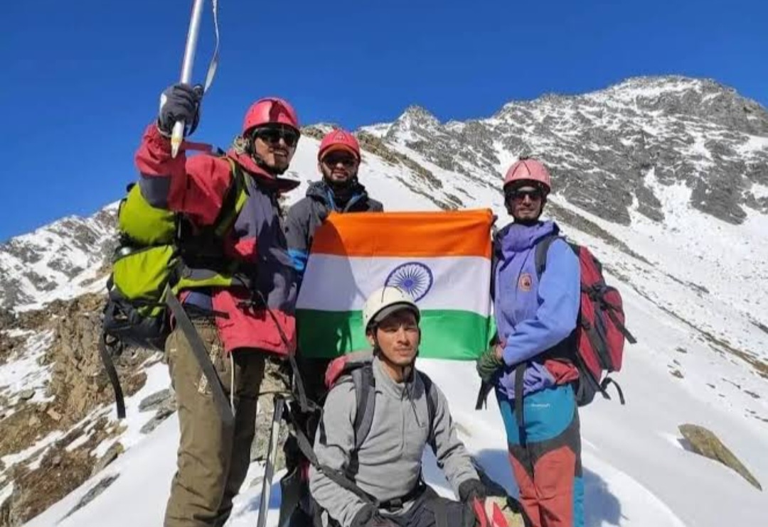 माउंट एवरेस्ट पर लहराया  तिरंगा, टिहरी के रोहित भट्ट       ने रचा इतिहास