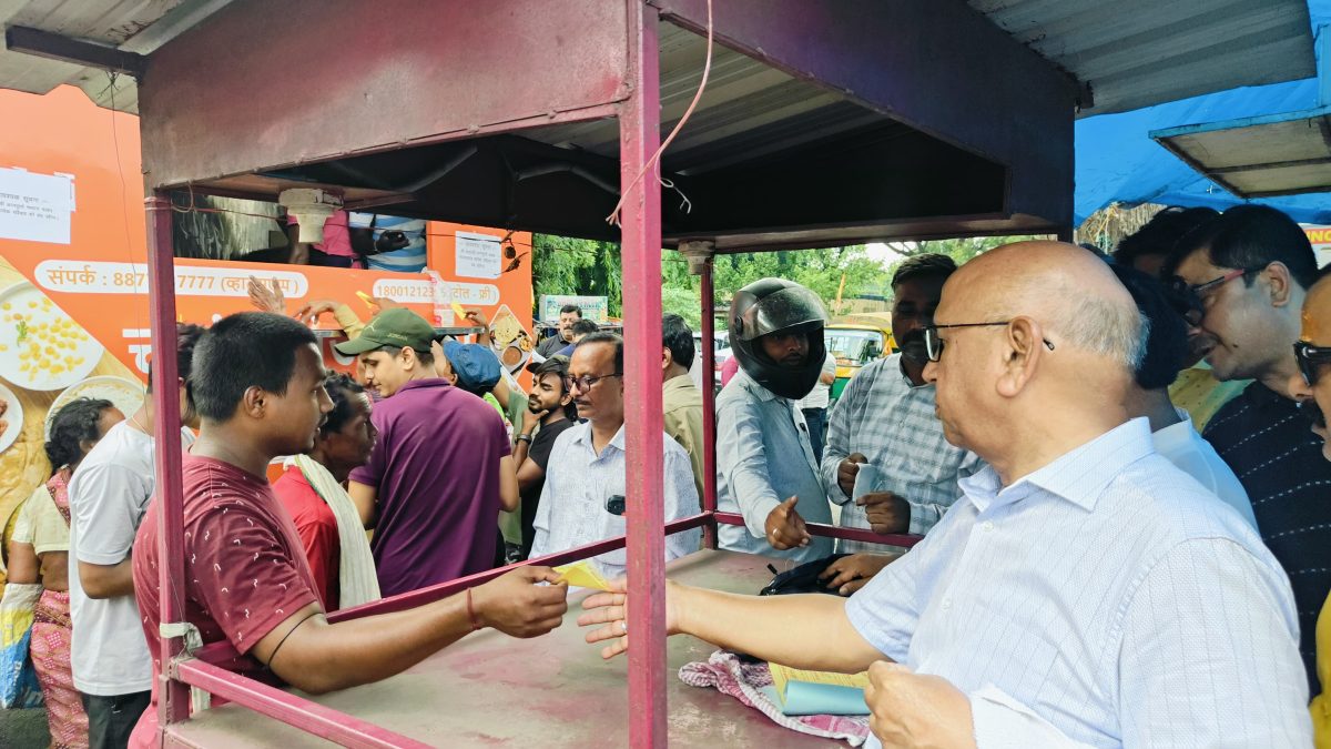चलंत मध्याह्न भोजन योजना का सरयू राय ने किया औचक निरीक्षण 3 1000046974