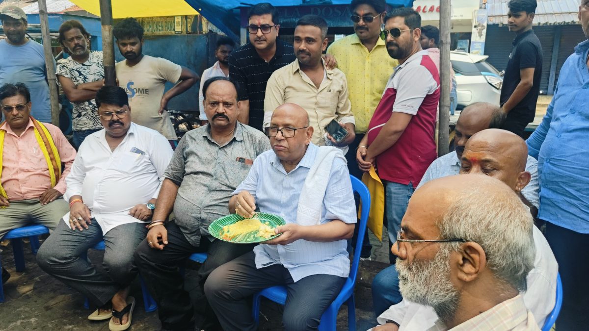 चलंत मध्याह्न भोजन योजना का सरयू राय ने किया औचक निरीक्षण 2 1000046978