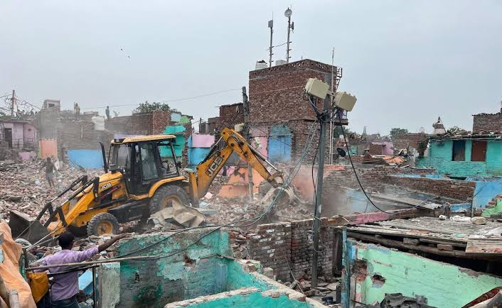 दिल्ली के अशोक विहार में बुलडोजर एक्शन, 200 से ज्यादा झुग्गियों को गिराया जा रहा