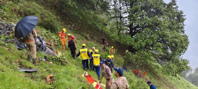 हेलीकॉप्टर हादसे पर डीजीसीए सख्त, चारधाम यात्रा में आर्यन एविएशन की उड़ानों पर रोक