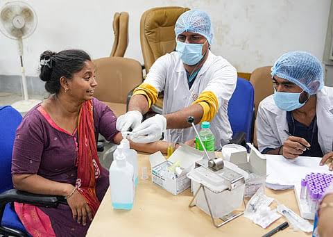 अहमदाबाद विमान दुर्घटना : अब तक 135 मृतकों के डीएनए सैम्पल का मिलान, परिजनों को सौंपे गये 101 शव