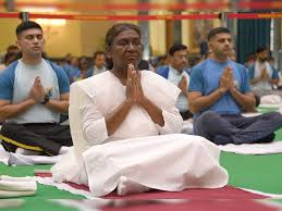 देवभूमि योगमय, राष्ट्रपति द्रौपदी मुर्मू ने देहरादून में किया योग, कहा देश के योग, चेतना और विरासत का केन्द्र है उत्तराखंड