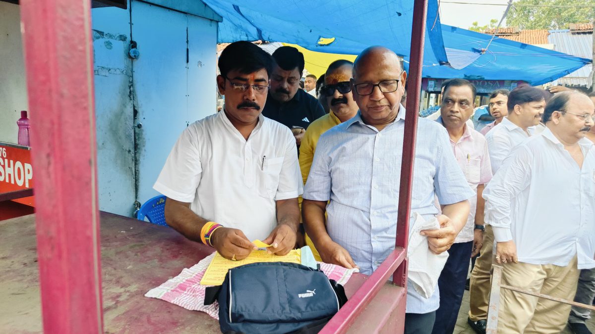 चलंत मध्याह्न भोजन योजना का सरयू राय ने किया औचक निरीक्षण