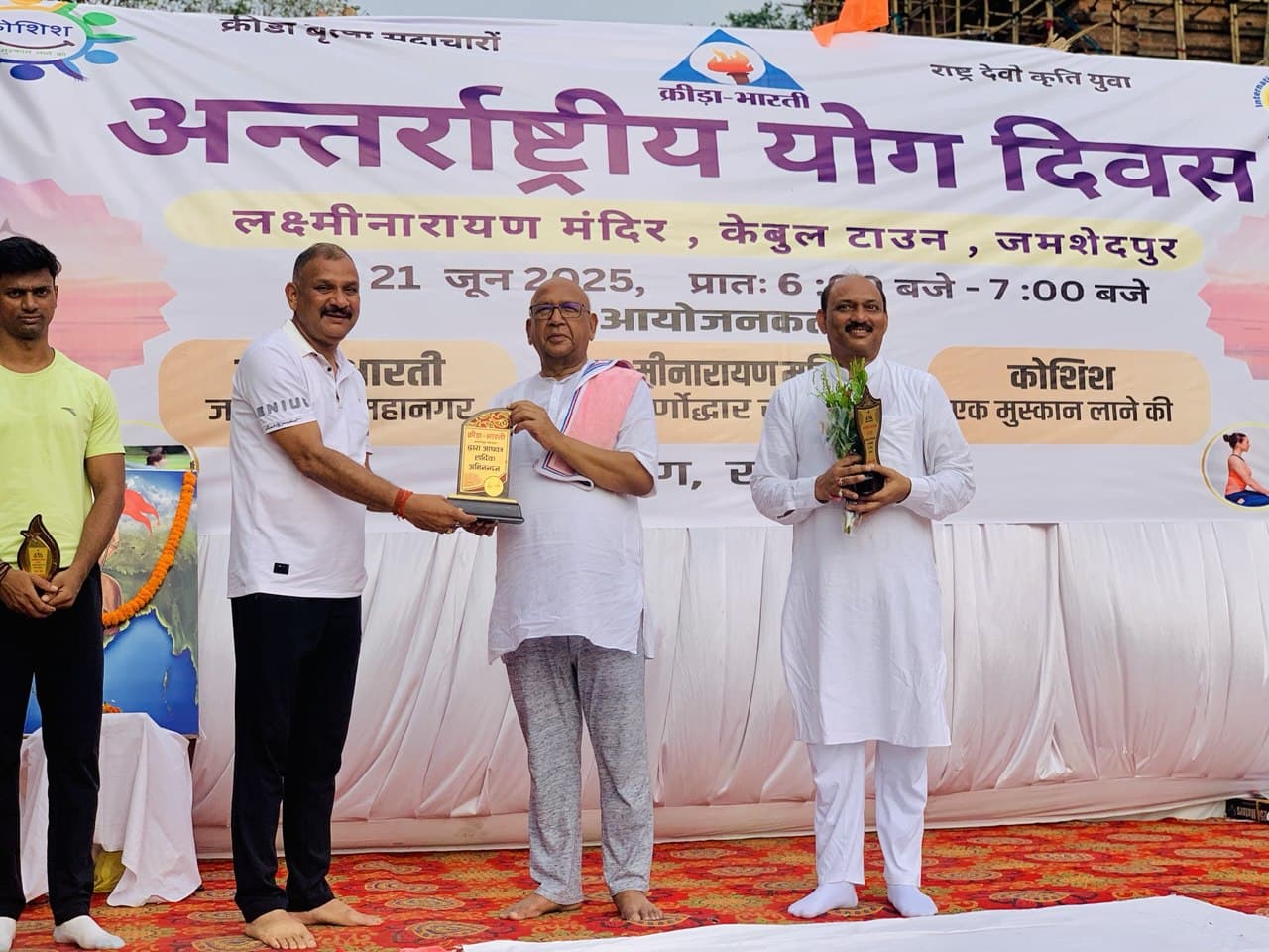 400 योग प्रेमियों ने श्री लक्ष्मीनारायण मंदिर परिसर में किया योग