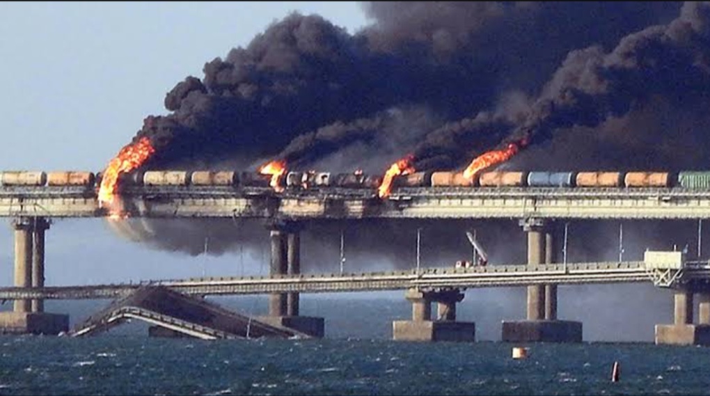 अब यूक्रेन ने रुस के अंदर घुसकर केर्च पुल को उड़ाया