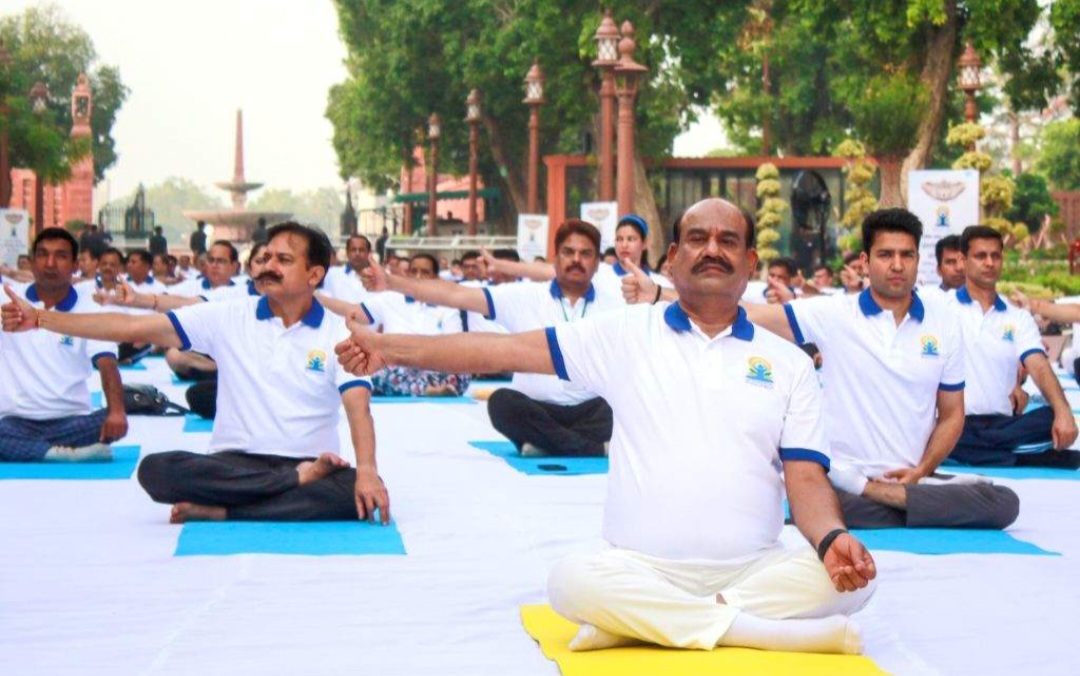 लोकसभा अध्यक्ष ने योग दिवस पर संसद और लाल किला परिसर में योग सत्र का किया नेतृत्व