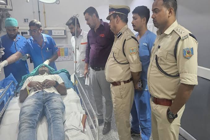 लापुंग में पुलिस पर हमले के बाद थाना प्रभारी घायल, डीआईजी ने अस्पताल पहुंच कर ली स्वास्थ्य की जानकारी