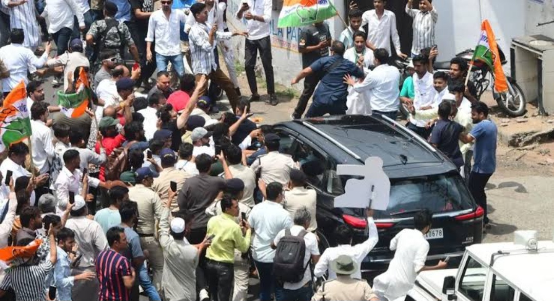 भोपाल पहुंचे राहुल गांधी,  कांग्रेस कार्यकर्ताओं ने गाड़ी रोककर लगाए नारे