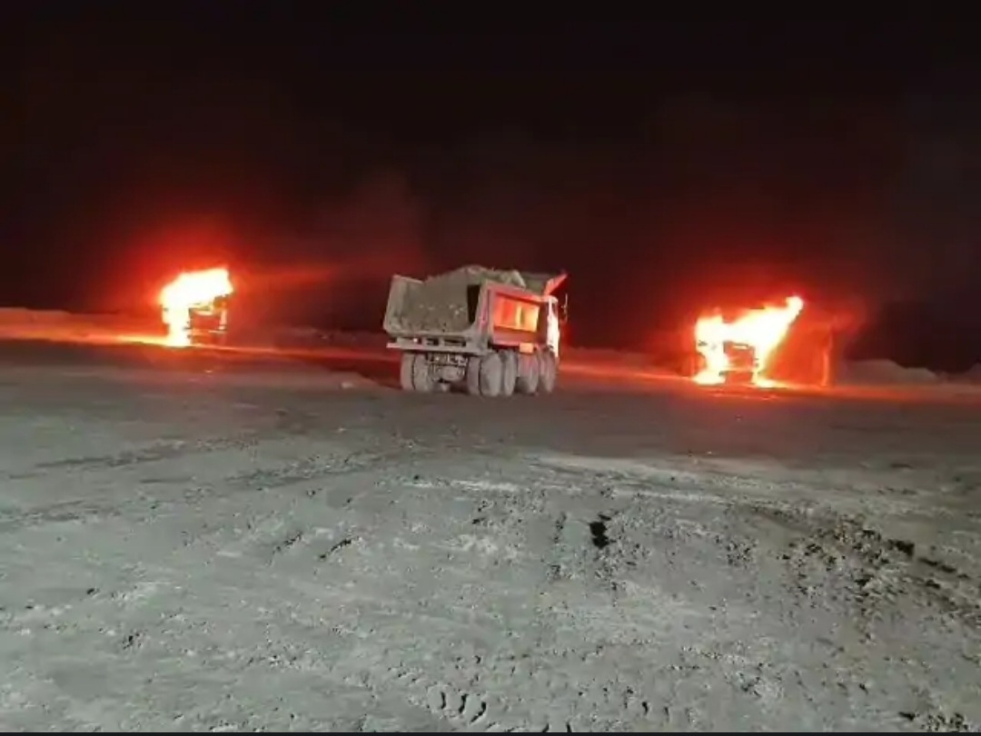 केरेडारी: केडी कोल माइंस में    दो हाइवा जलाने एवं गोलीबारी से एक घायल,कर्मियों में दहशत