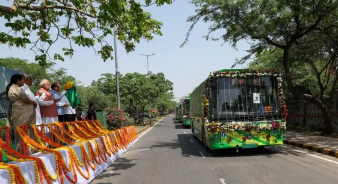 प्रधानमंत्री ने दिल्ली में 200 इलेक्ट्रिक बसों को हरी झंडी दिखा कर किया रवाना