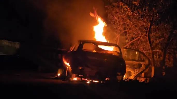 छत्तीसगढ़ में कार पुल से टकरायी, लगी आग, चार युवक जिन्दा जले