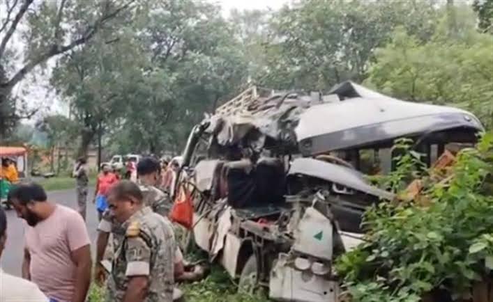 देवघर में बस और ट्रक की टक्कर, छह कांवड़ियों की मौत, 23 घायल