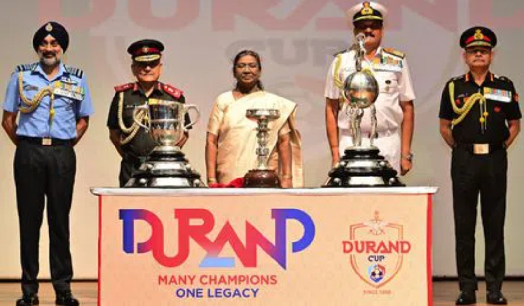 राष्ट्रपति मुर्मू ने 134वें डूरंड कप की तीन ट्रॉफियों को हरी झंडी दिखा कर किया रवाना