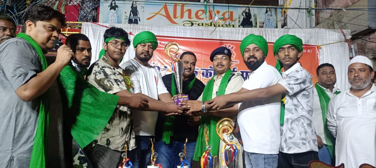 बारिश के बावजूद पुराना बाज़ार में मुहर्रम के अवसर पर अखाड़ा दलों का खेल प्रदर्शन