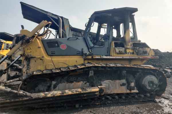 चमातु कोलियरी में अपराधियों का तांडव, दो वाहनों को किया आग के हवाले