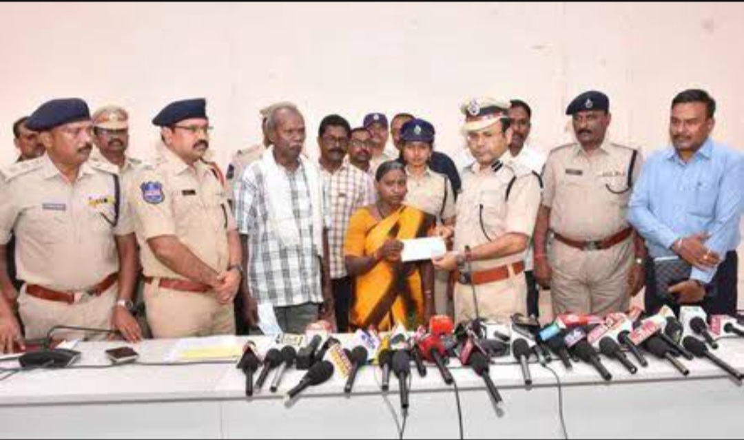 तेलंगाना में माओवादी दम्पति ने किया आत्मसमर्पण