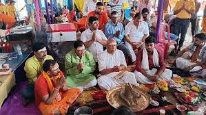 सरयू राय ने तारापुर में कराया रुद्राभिषेक, तारापुर के विधायक ने किया सम्मानित