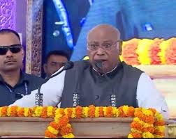 गारंटी योजनाओं का लाभ लेने के बाद भी सरकार को कोसना अनुचित : मल्लिकार्जुन खड़गे