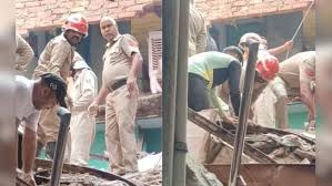 दिल्ली के वेलकम इलाके में चार मंजिला इमारत गिरी, 08 लोगों को मलबे से निकाला, अभी भी कई दबे