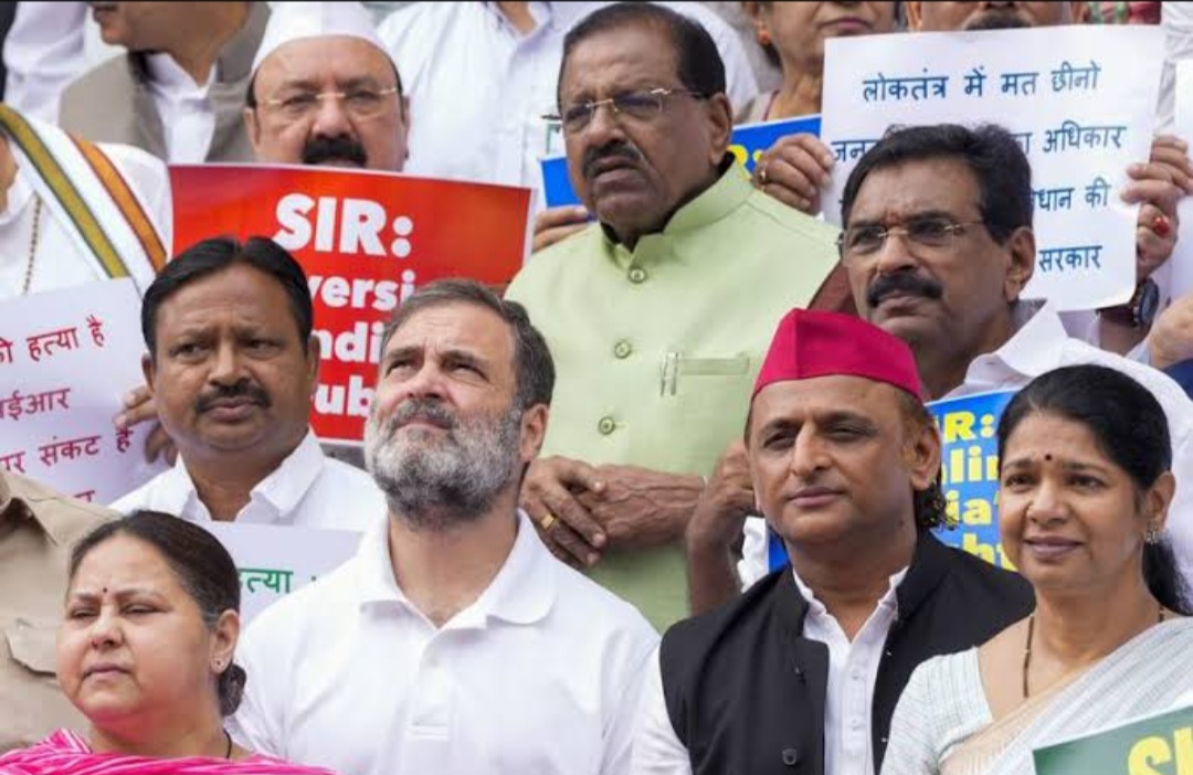 एसआईआर के मुद्दे पर विपक्षी सांसदों ने किया प्रदर्शन
