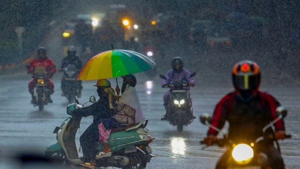 मूसलाधार बारिश के बीच बेंगलुरु से नयी दिल्ली रवाना हुए प्रधानमंत्री